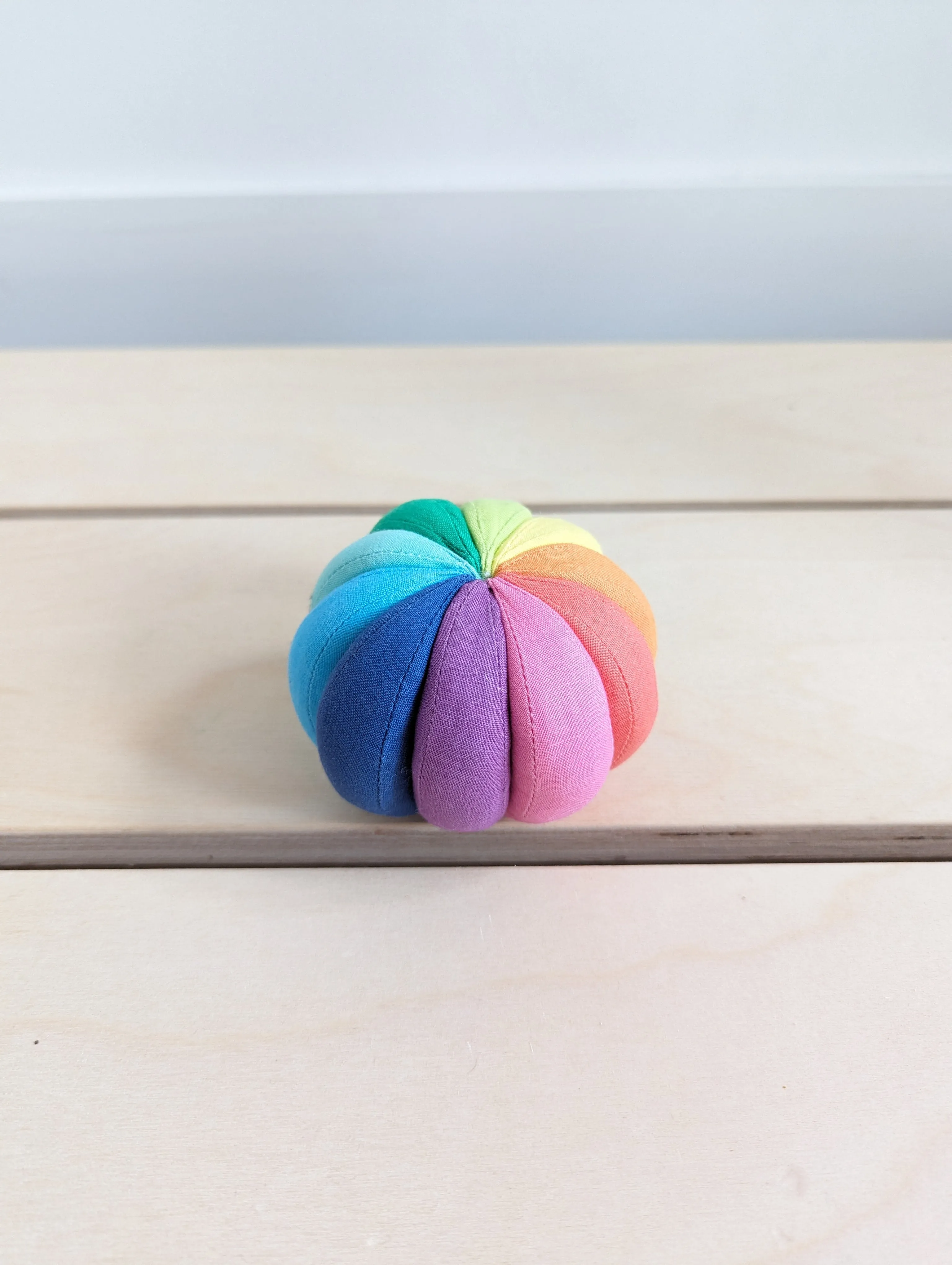 Lovevery The Sensor Play Kit - Organic Cotton Rainbow Ball (5-6M)